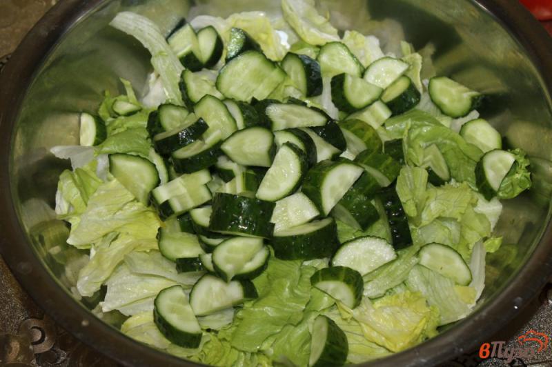 Фото приготовление рецепта: Салат по - гречески с маслинами шаг №2