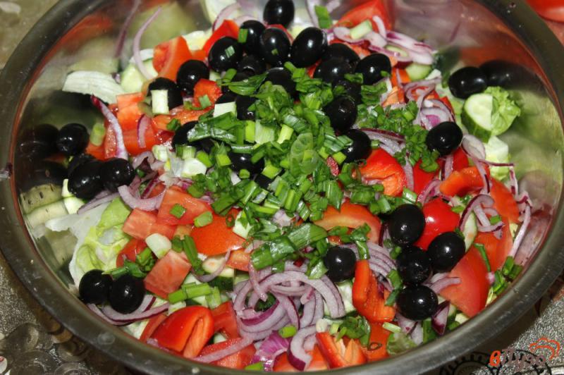 Фото приготовление рецепта: Салат по - гречески с маслинами шаг №5