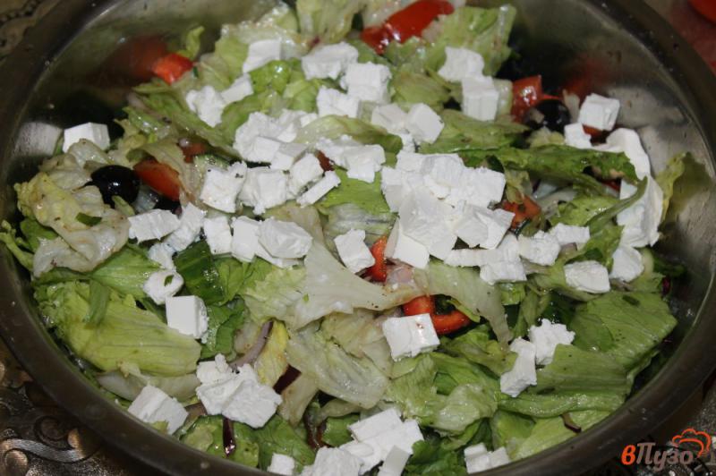 Фото приготовление рецепта: Салат по - гречески с маслинами шаг №6