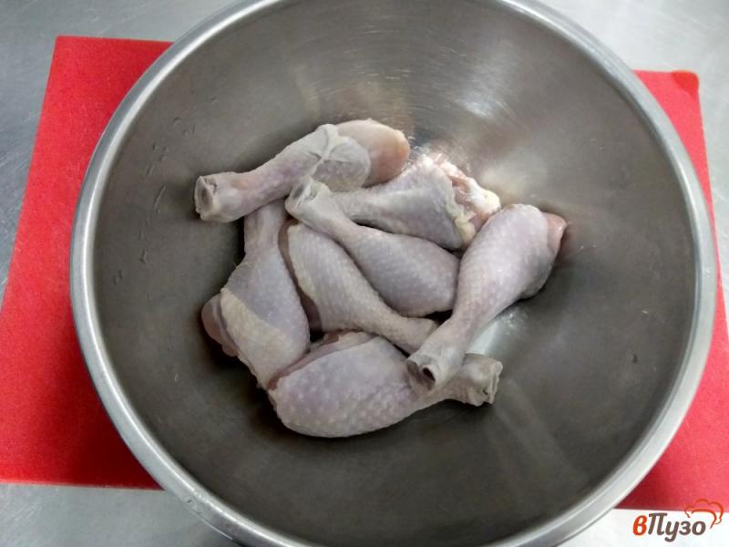Фото приготовление рецепта: Куриные ножки гриль маринованные в майонезе с луком и специями шаг №1