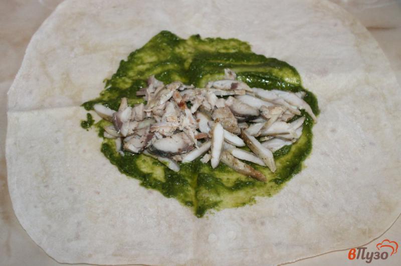 Фото приготовление рецепта: Лаваш с белой рыбой, плавленым сыром и соусом шаг №3