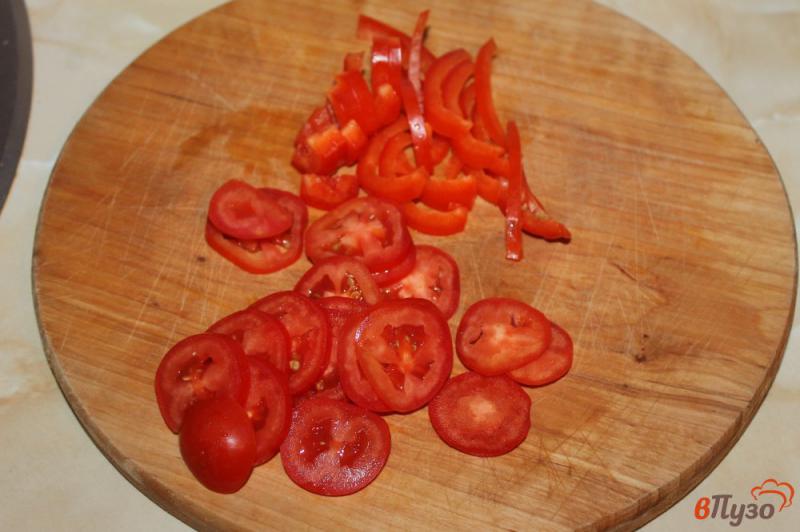 Фото приготовление рецепта: Горячие бутерброды с соусом барбекю, помидорами и перцем шаг №3