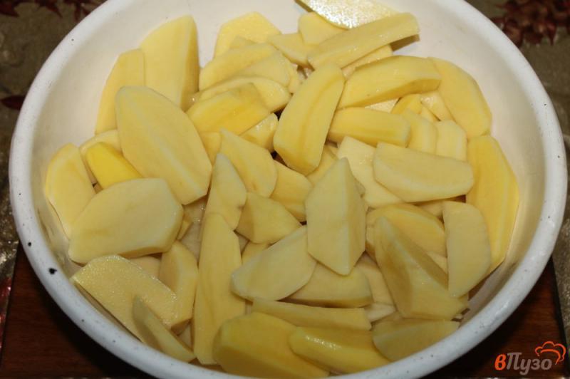 Фото приготовление рецепта: Пряный картофель с луком и укропом в рукаве шаг №1