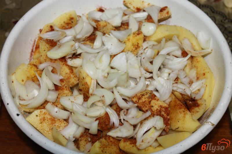 Фото приготовление рецепта: Пряный картофель с луком и укропом в рукаве шаг №3