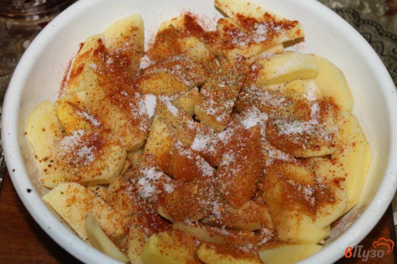Фото приготовление рецепта: Пряный картофель с луком и укропом в рукаве шаг №2