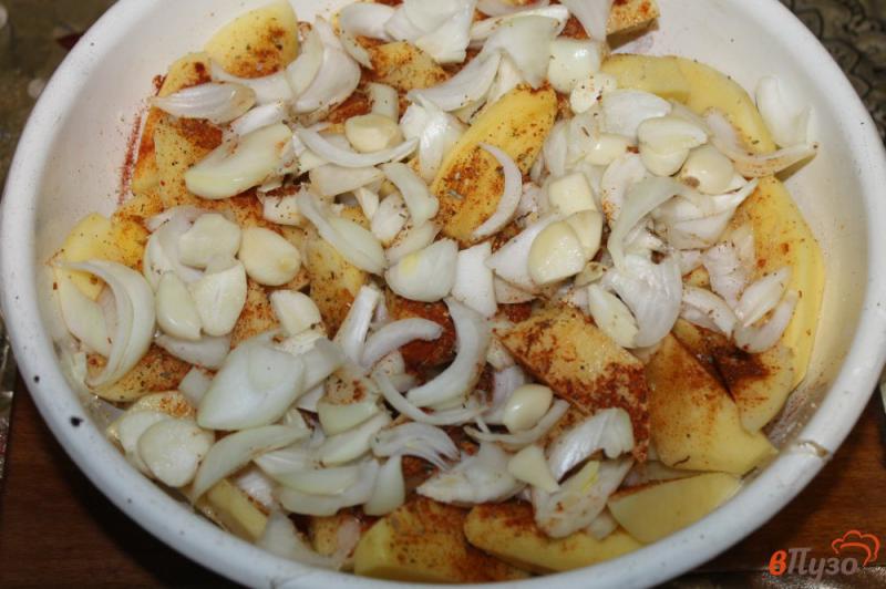 Фото приготовление рецепта: Пряный картофель с луком и укропом в рукаве шаг №4