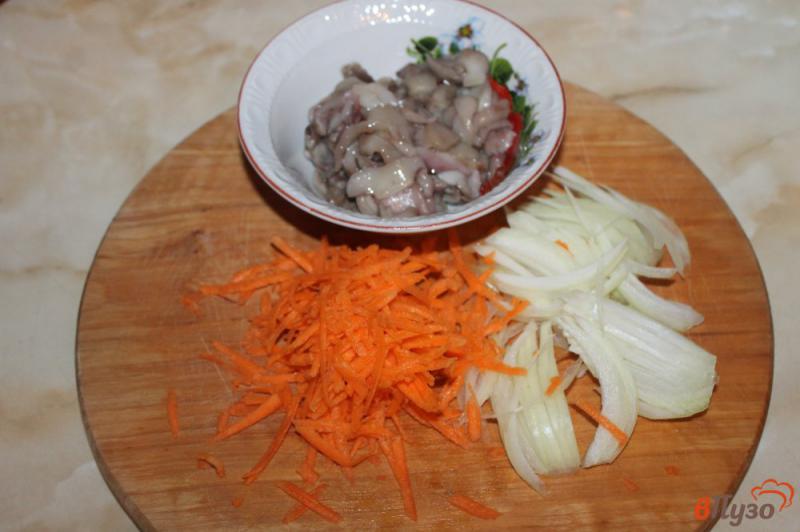 Фото приготовление рецепта: Булгур с лесными грибами и морковью в сметанном соусе шаг №2