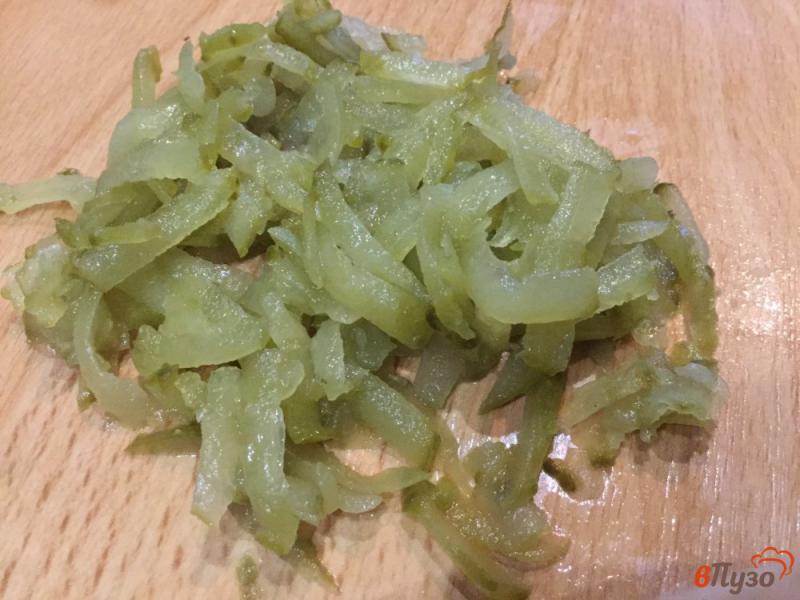 Фото приготовление рецепта: Салат из квашеной капусты с солеными огурцами и морковью шаг №2
