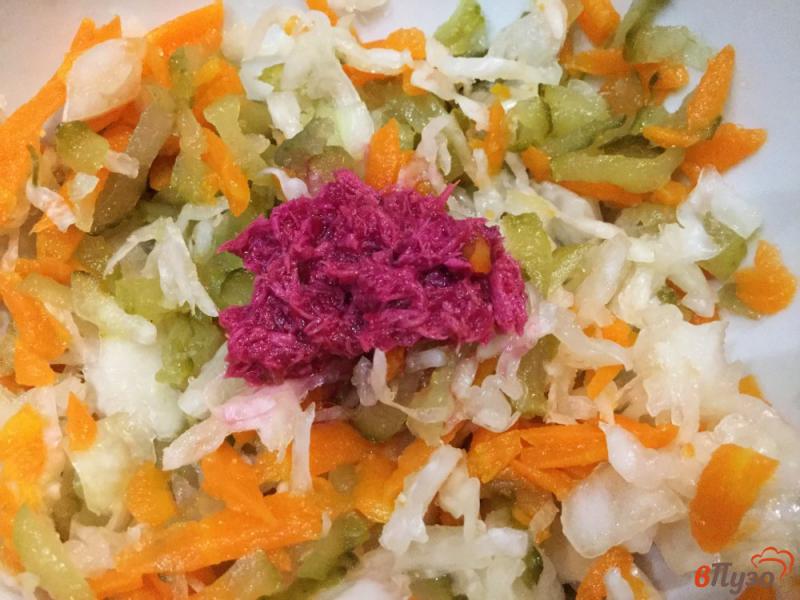 Фото приготовление рецепта: Салат из квашеной капусты с солеными огурцами и морковью шаг №7