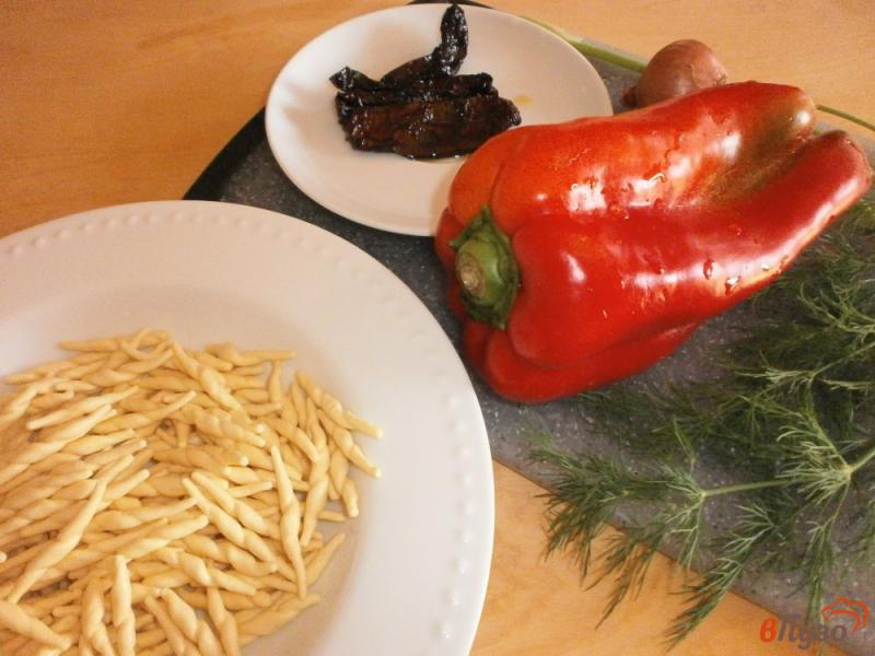 Фото приготовление рецепта: Паста трофие с болгарским перцем и сушеными помидорами шаг №1