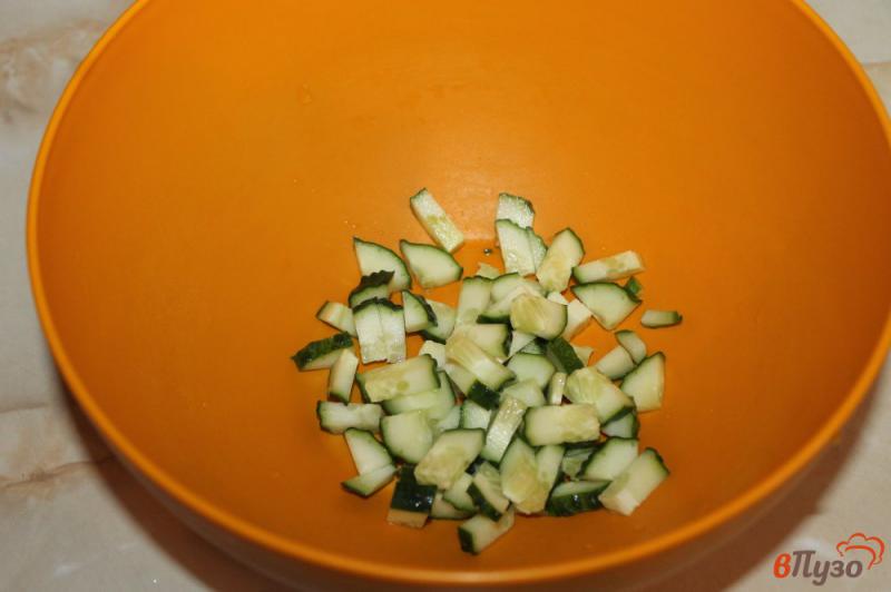 Фото приготовление рецепта: Салат из овощей с красной рыбой и фетой шаг №1