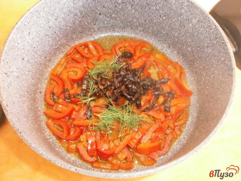 Фото приготовление рецепта: Паста трофие с болгарским перцем и сушеными помидорами шаг №3