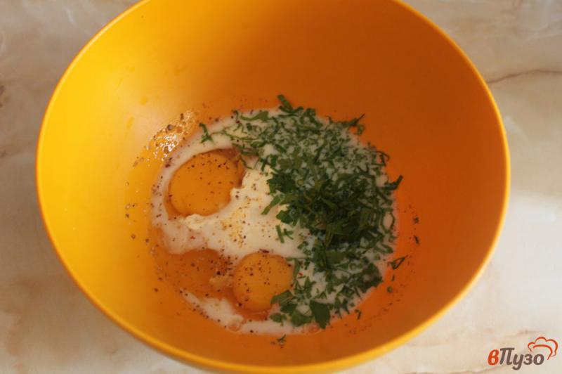 Фото приготовление рецепта: Яичный рулет с перцем, сыром и колбасой шаг №2