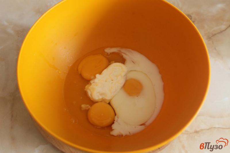 Фото приготовление рецепта: Яичный рулет с перцем, сыром и колбасой шаг №1