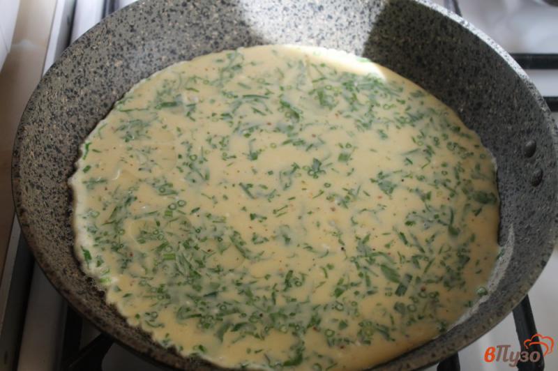 Фото приготовление рецепта: Яичный рулет с перцем, сыром и колбасой шаг №3