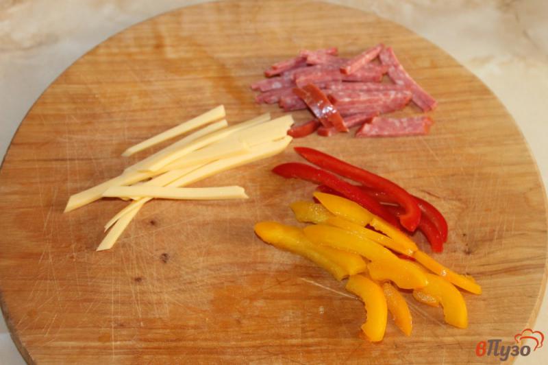 Фото приготовление рецепта: Яичный рулет с перцем, сыром и колбасой шаг №4