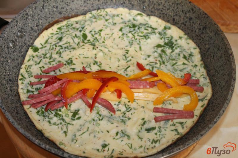Фото приготовление рецепта: Яичный рулет с перцем, сыром и колбасой шаг №5