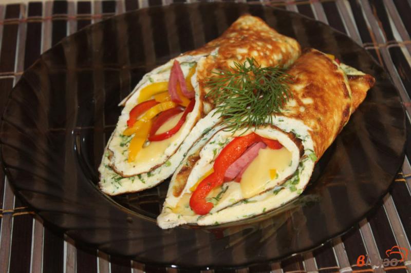 Фото приготовление рецепта: Яичный рулет с перцем, сыром и колбасой шаг №7