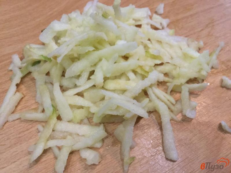 Фото приготовление рецепта: Салат из квашеной капусты с орехами и яблоками шаг №3