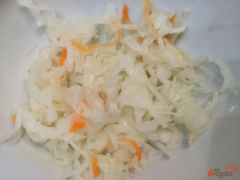 Фото приготовление рецепта: Салат из квашеной капусты с орехами и яблоками шаг №4