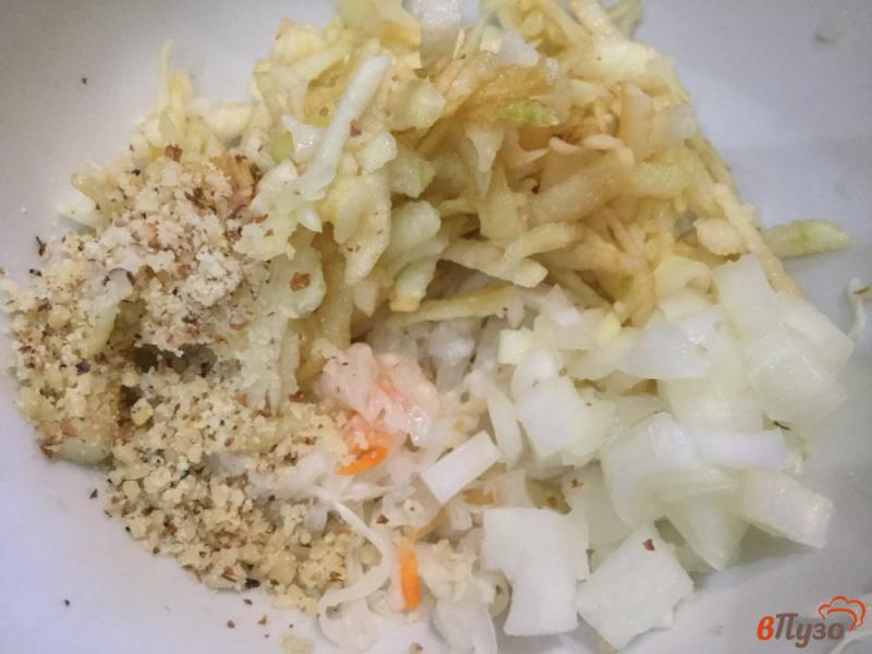 Фото приготовление рецепта: Салат из квашеной капусты с орехами и яблоками шаг №5