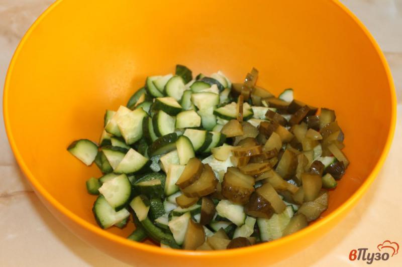 Фото приготовление рецепта: Салат из соленых огурцов, зеленого перца и помидор шаг №3