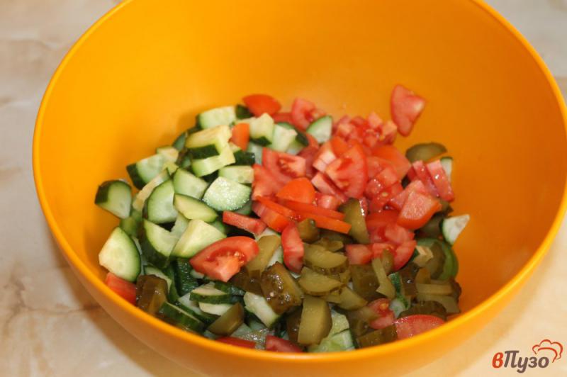 Фото приготовление рецепта: Салат из соленых огурцов, зеленого перца и помидор шаг №4