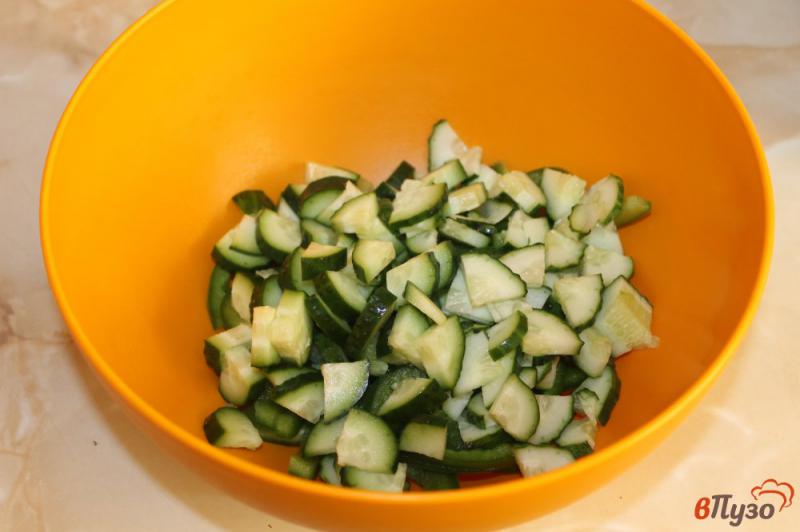 Фото приготовление рецепта: Салат из соленых огурцов, зеленого перца и помидор шаг №2