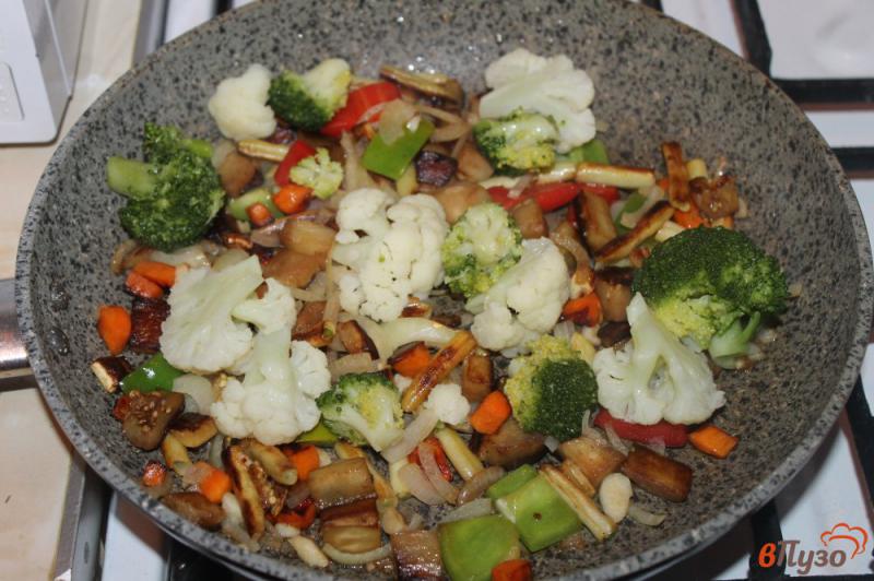 Фото приготовление рецепта: Овощное рагу с брокколи и цветной капустой шаг №4