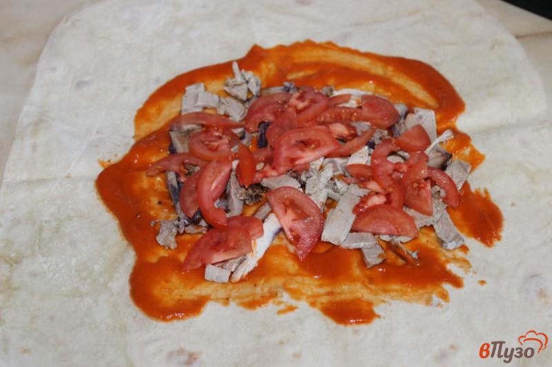 Фото приготовление рецепта: Закусочный лаваш с мясом, помидорами и рукколой шаг №3