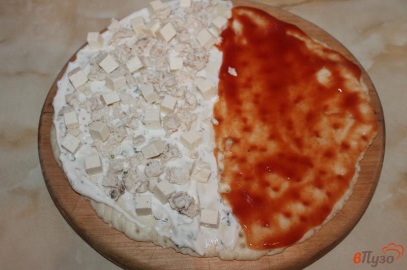 Фото приготовление рецепта: Пицца на готовой основе «два вкуса» с курицей и беконом шаг №3