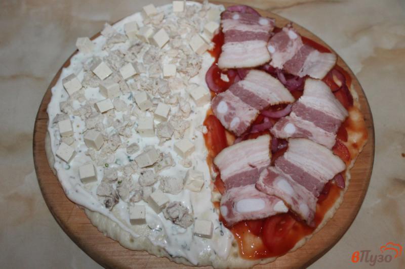 Фото приготовление рецепта: Пицца на готовой основе «два вкуса» с курицей и беконом шаг №4