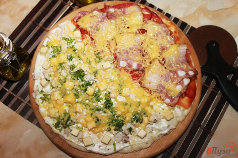 Фото приготовление рецепта: Пицца на готовой основе «два вкуса» с курицей и беконом шаг №6