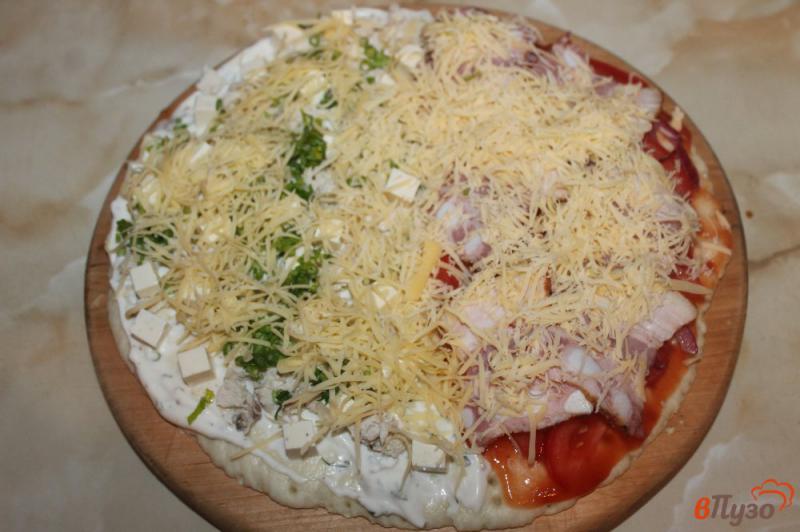 Фото приготовление рецепта: Пицца на готовой основе «два вкуса» с курицей и беконом шаг №5