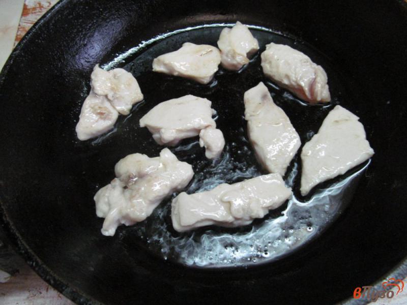 Фото приготовление рецепта: Куриная грудка с овощами шаг №2