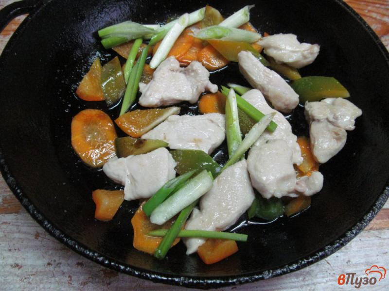 Фото приготовление рецепта: Куриная грудка с овощами шаг №4