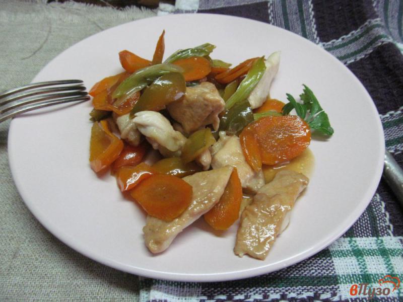 Фото приготовление рецепта: Куриная грудка с овощами шаг №5