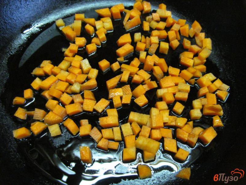 Фото приготовление рецепта: Булгур с морковью и семечками шаг №1