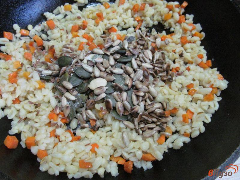 Фото приготовление рецепта: Булгур с морковью и семечками шаг №5