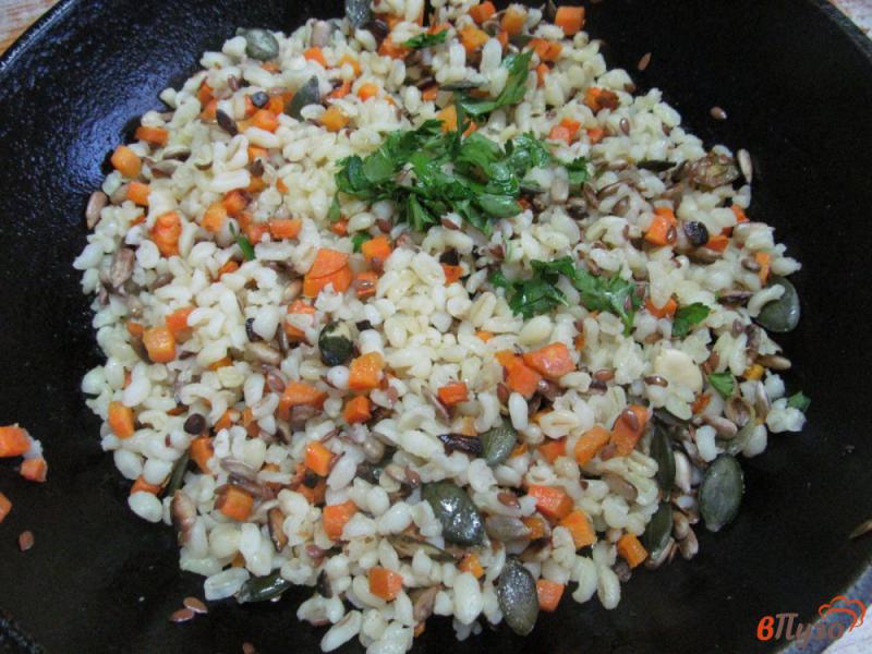 Фото приготовление рецепта: Булгур с морковью и семечками шаг №6