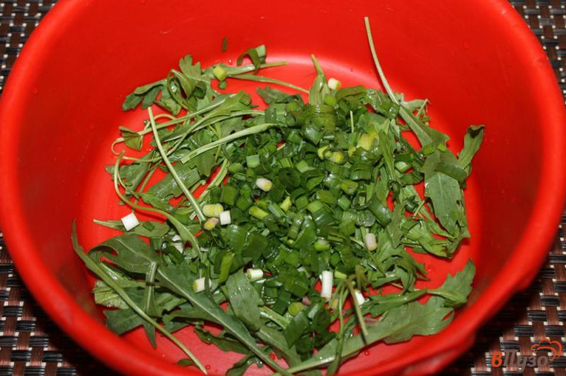 Фото приготовление рецепта: Овощной салат с вяленым мясом и сыром шаг №2