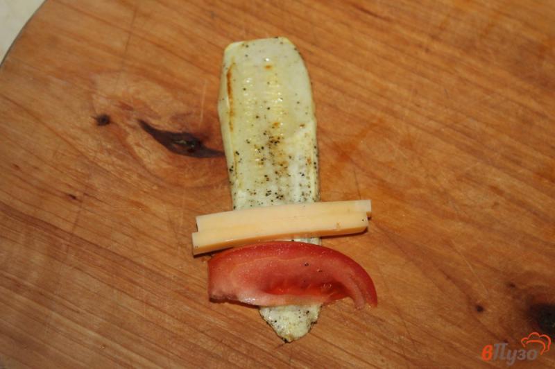 Фото приготовление рецепта: Рулетики из кабачка с помидорами и сыром шаг №4