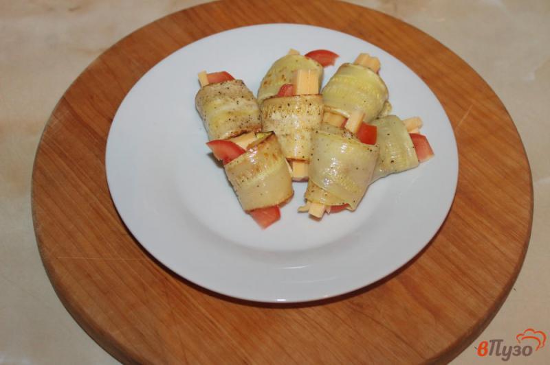 Фото приготовление рецепта: Рулетики из кабачка с помидорами и сыром шаг №5