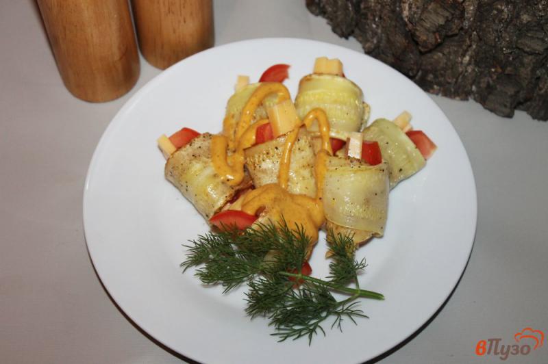 Фото приготовление рецепта: Рулетики из кабачка с помидорами и сыром шаг №6