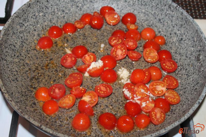 Фото приготовление рецепта: Спагетти с томатами черри и сыром в томатном соусе шаг №2
