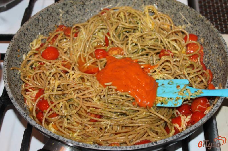 Фото приготовление рецепта: Спагетти с томатами черри и сыром в томатном соусе шаг №5