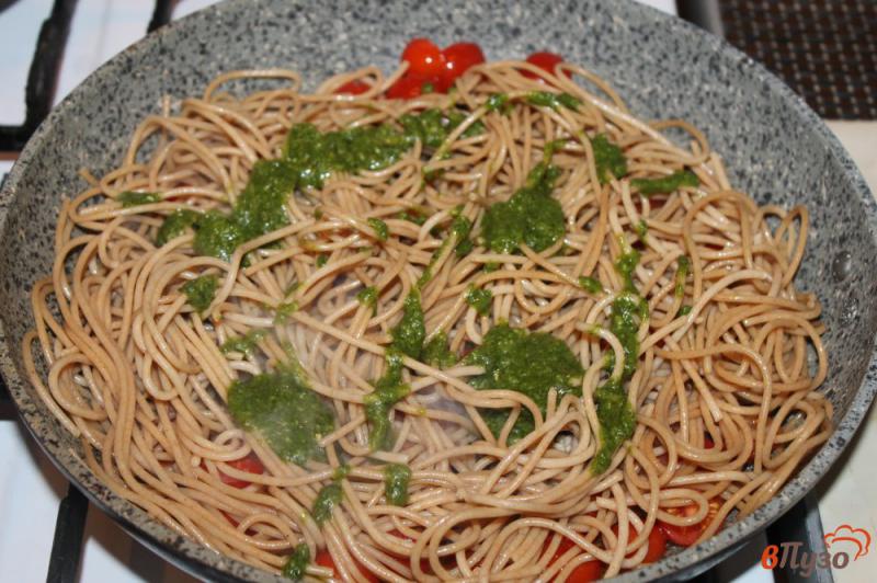 Фото приготовление рецепта: Спагетти с томатами черри и сыром в томатном соусе шаг №3