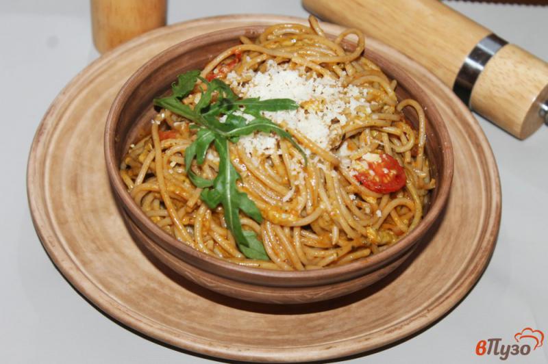 Фото приготовление рецепта: Спагетти с томатами черри и сыром в томатном соусе шаг №6