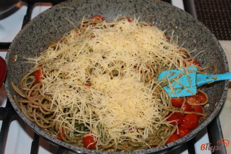 Фото приготовление рецепта: Спагетти с томатами черри и сыром в томатном соусе шаг №4