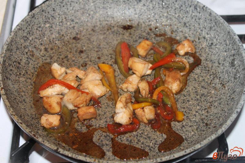 Фото приготовление рецепта: Салат с курицей, перцем и рукколой шаг №5
